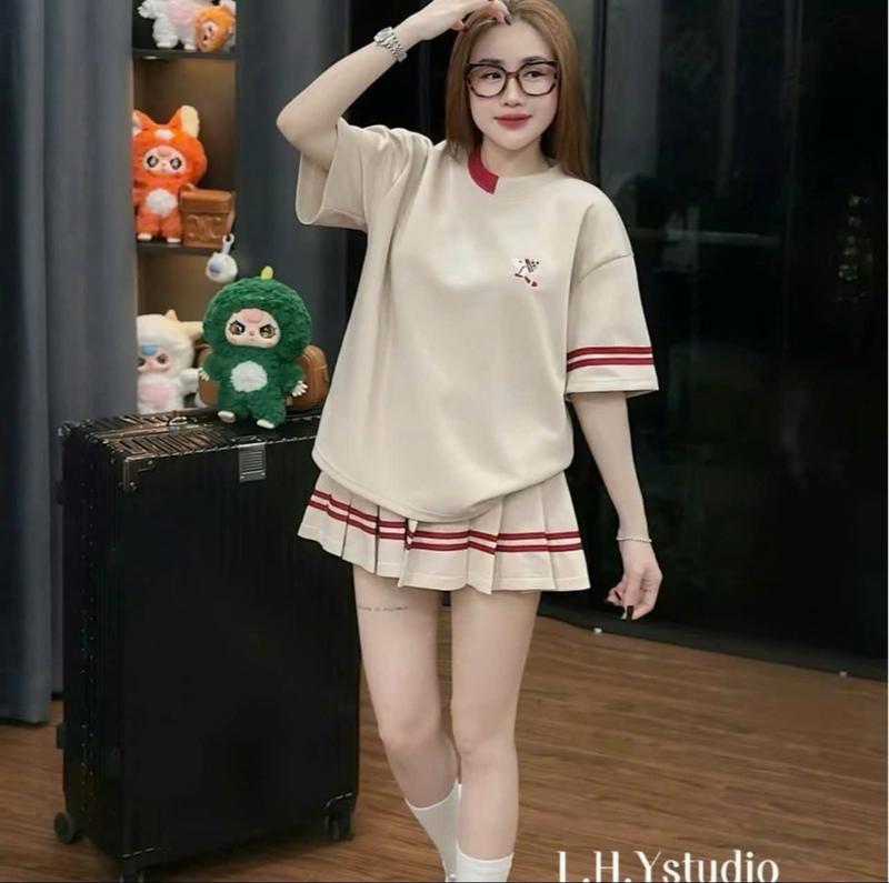 Bộ váy xếp ly mẫu Áo cổ mix 2 màu tay sọc viền , kèm chân váy 2 sọc chất tixi mềm mát thấm hút mồ hôi sz 40- 55 kg ( GẦN SZ LẤY LÊN 1 SZ TO NHÉ ) 2