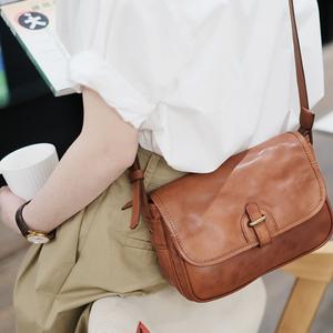 New leather messenger bag, suitable for both men and women. It can be carried on the shoulder or crossbody. A small solid-colored bag with a retro style. An excellent gift.