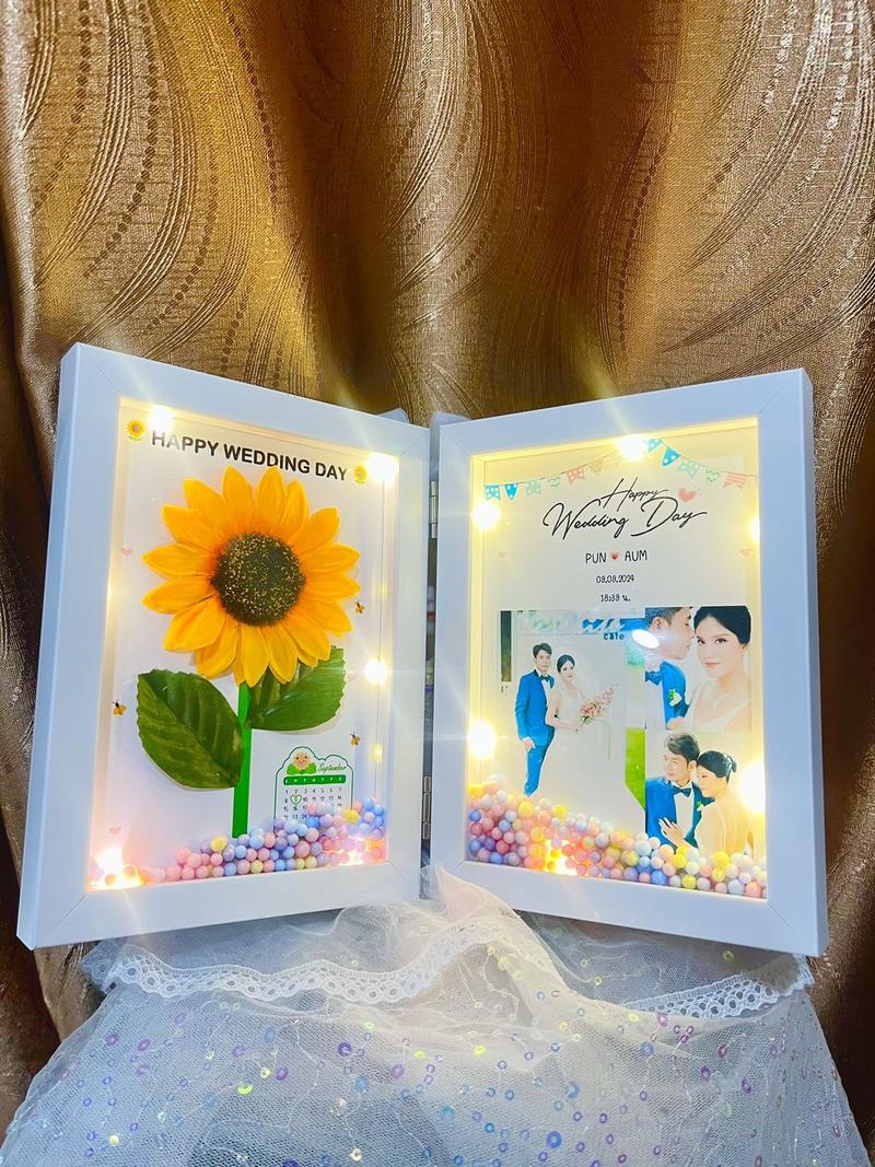 Product Introduction of กรอบรูปไฟบานพับคู่ ใส่ดอกทานตะวัน 3D  ใส่รูปและข้อความฟรี (ขนาดด้านละ 5x7 นิ้ว ติดไฟทั้ง 2 ด้าน) 10