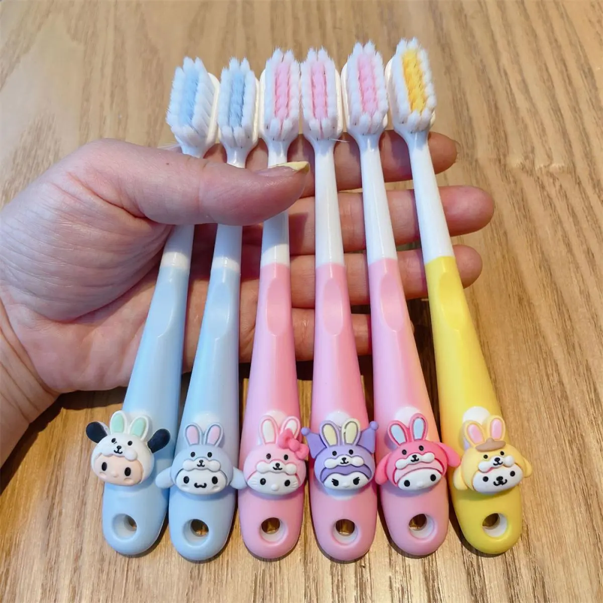 แปรงสีฟันเด็ก นุ่มและน่ารัก มีขนแปรง 2-6 ปีและ 12 ปี เหมาะสำหรับเด็กทารกและเด็ก แปรงสีฟันเจนเนอร์เกรดอาหาร ดีไซน์การ์ตูนแมวอบ ชื่อเรื่อง: แปรงสีฟัน