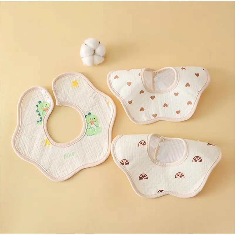 Yếm tròn xoay 360 cho bé chất liệu cotton mềm mịn thấm hút tốt, mặt dưới chống thấm và có cúc bấm 6