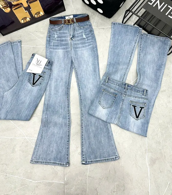 Quần jeans ống loe rách cào kiểu phối túi thêu chữ V Nam Menswear 4