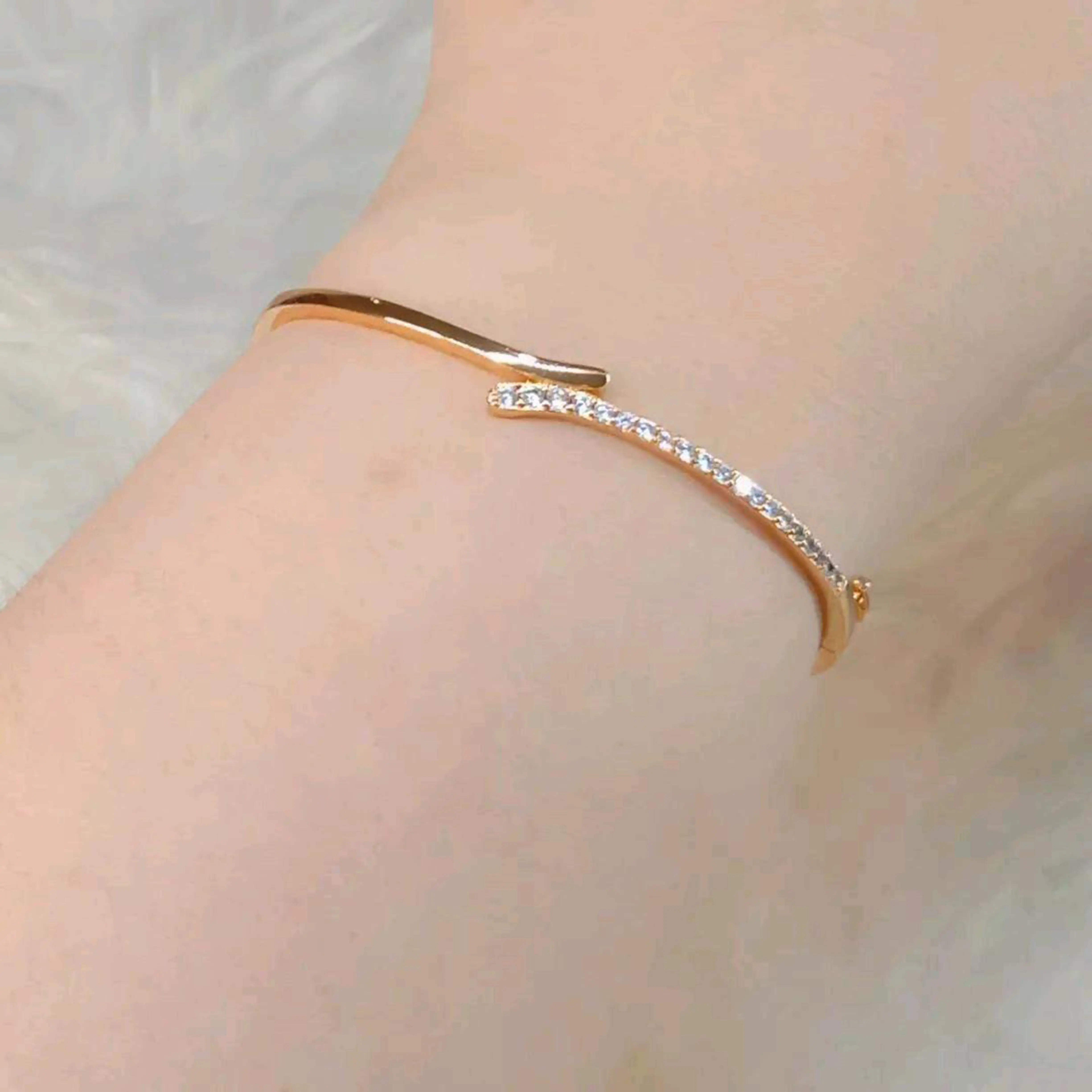 [ Beli 2 Produk Apapun Gratis 1 ] La Vienne - Tiara - Gelang Bangle Titanium Wanita Anti Karat Aesthetic - Perhiasan Perempuan Elegan Mewah