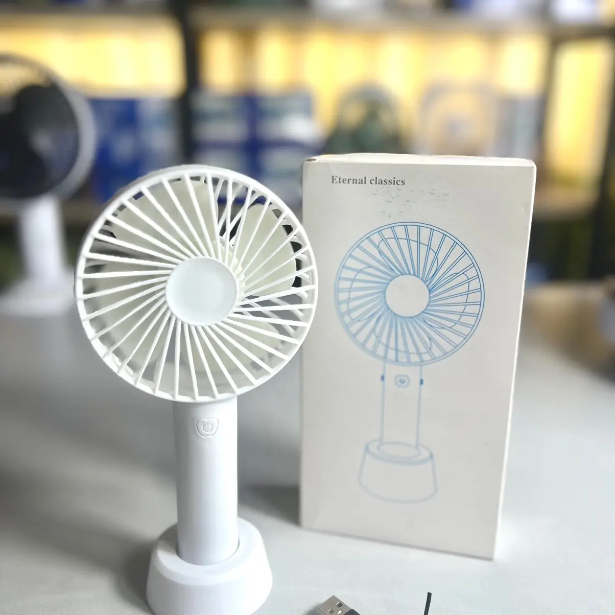 Quạt tích điện cầm tay mini, để bàn nhỏ gọn và tiện lợi