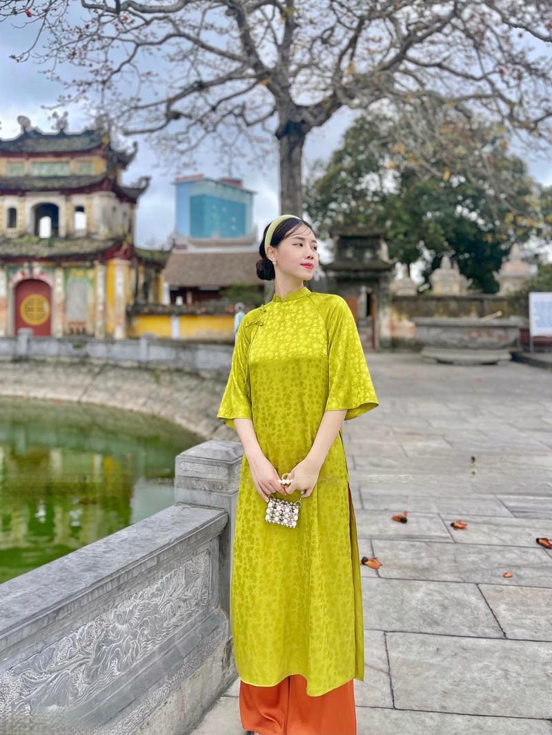 Product Introduction of Áo Dài Cách Tân Dáng Xuông Chất Gấm Tơ Đính nơ ( Cao Cấp ) Nữ Dress 1