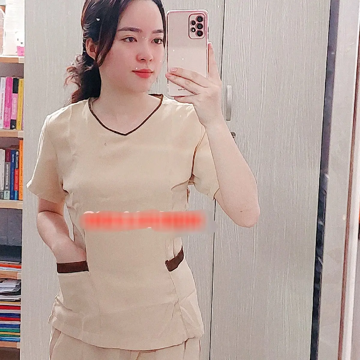 Đồng phục spa màu kem viền nâu