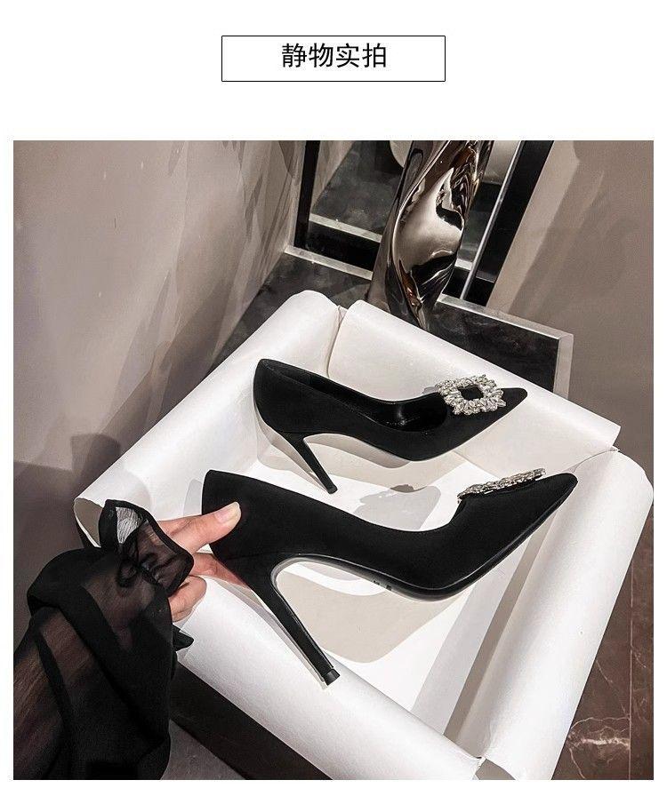 Product Introduction of Giày Cao gót Mũi Nhọn Da Lộn Màu Đen, Cắt Nông Gót Nhọn, Giày Cao Gót, Phong Cách Phương Tây, Dễ Phối Đồ, Khóa Vuông, Giày Cao Gót đính đá, Hàng Mới Về Năm 2024 6