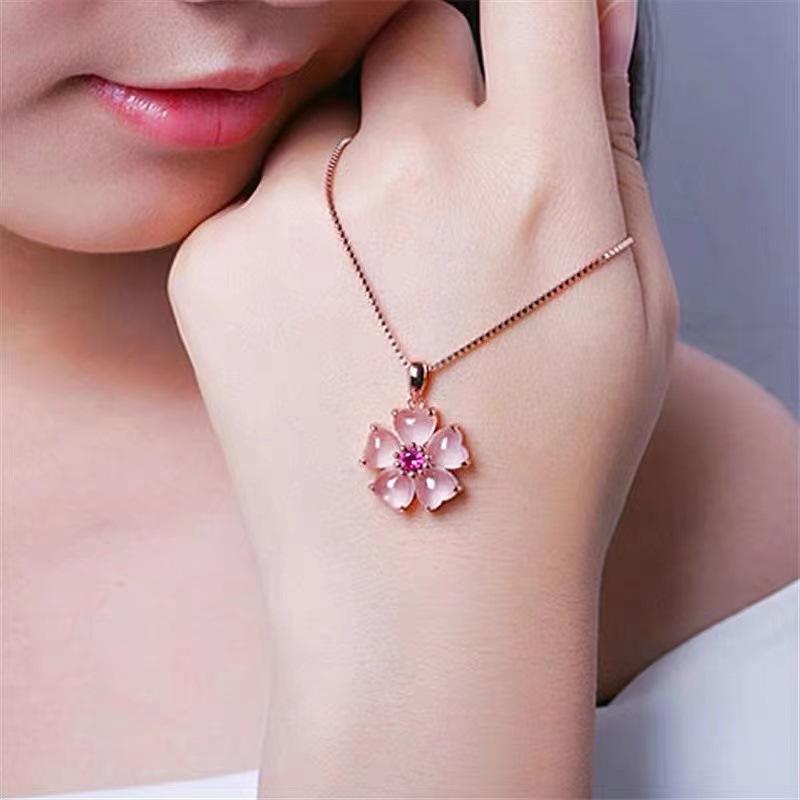 Product Introduction of Natural Crystal Attracting Male Necklace Female Sweet Peach Heart Powder Crystal Pendant Natural Ross Quartz Clavicle Chain Jewelry 1