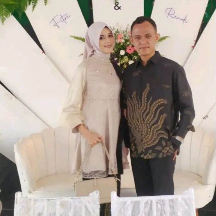 Couple Kebaya Kemeja Batik Nadine Latte Outfit Engagement Wisuda Kondangan Premium Modern 7