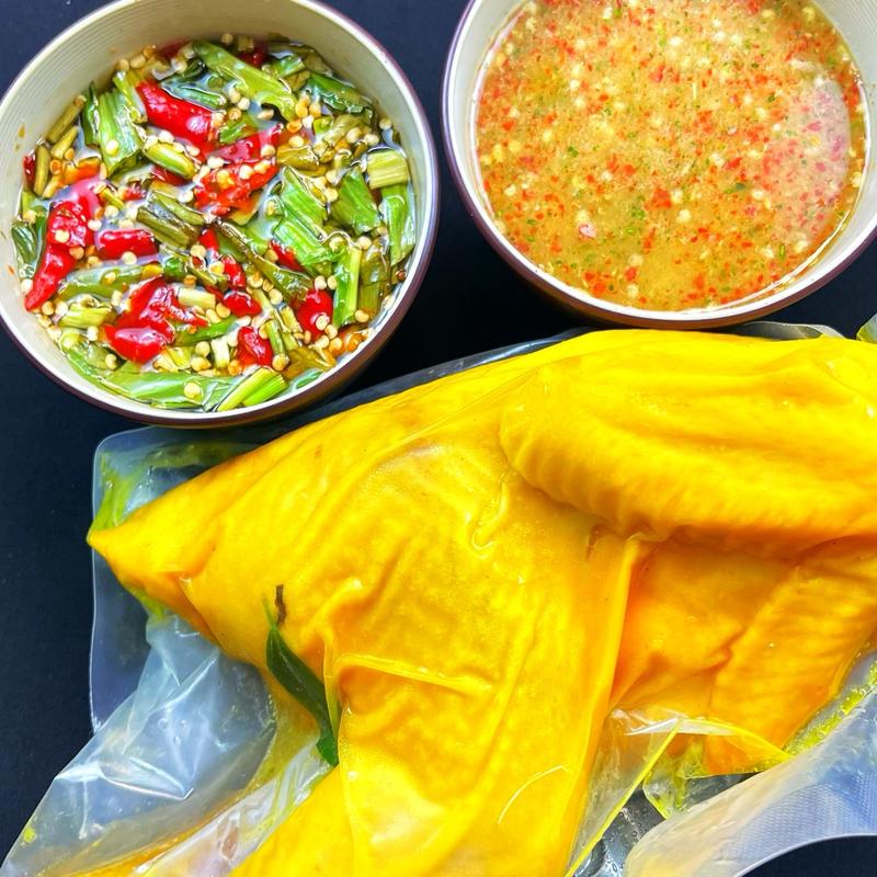 Combo đế chế Wongnai (1 chai sốt mắm tắc + 1 chai sốt muối tắc) + Tặng kèm 1 con gà ri ủ muối( không đầu, không chân) |