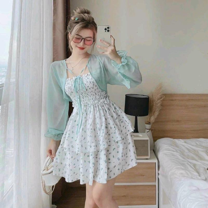 Sét váy hai dây hoa nhí kèm áo khoác ngoài xinh xắn, váy tiểu thư hai tầng có lót trong kết hợp áo khoác crotop voan tơ nhẹ nhàng phù hợp cho nàng đi chơi, dạo phố, hẹn hò sang chảnh Nữ Kem màu xanh dương đễ thương
