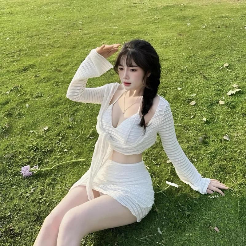 Sét đi biển nè chị em ơi gồm ba chi tiết áo bra có mút xịn xò chân váy có lót quần kèm khoác cho các nàng nữa nè xịn quá đi nè Kem Voi