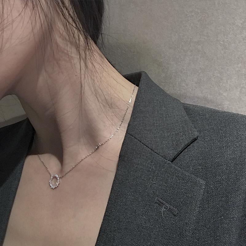 Product Introduction of Lucent_2025 Necklace for Women, Ins Niche Design, High-end Crescent Light Luxury Clavicle Chain, Bowknot Choker, Student Best Friend Pendant 2