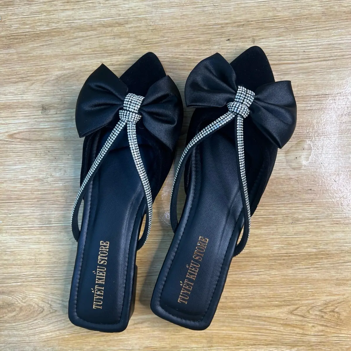 TUYETKIEUSTORE Sục 3p xoàn điểm nhấn siêu sang  (2) Nữ DéP GiàY Mũi nhọn Shoes Hoa