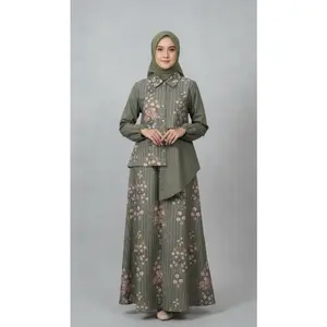 Asaya Setelan dua bagian, yaitu atasan dan rok, dengan motif patchwork yang modis