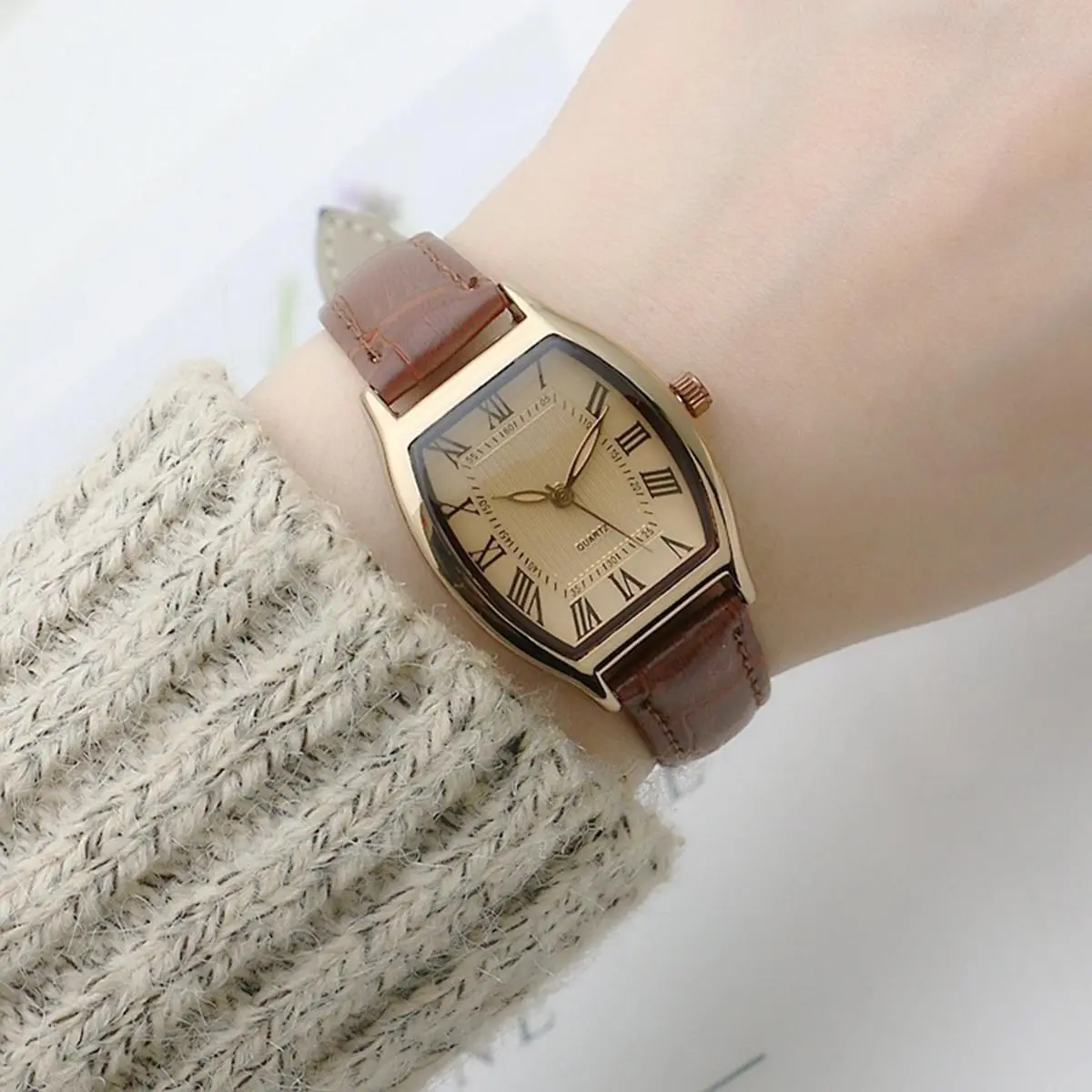 New Quartz Watch Retro Moon-Shaped Belt Watch Student Simple Daily Versatile Watch Gift