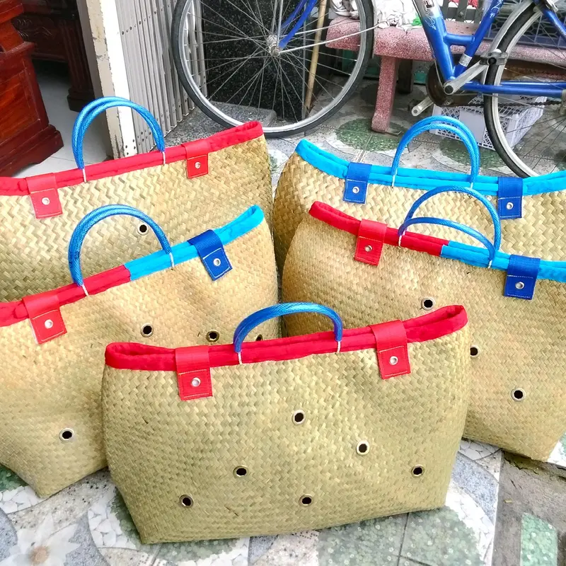 Giỏ Đệm Gà Cải Tiến 7tấc 12lỗ Màu Đỏ (70x46) - Dùng Cho Gà Từ 3ký Trở Xuống 4