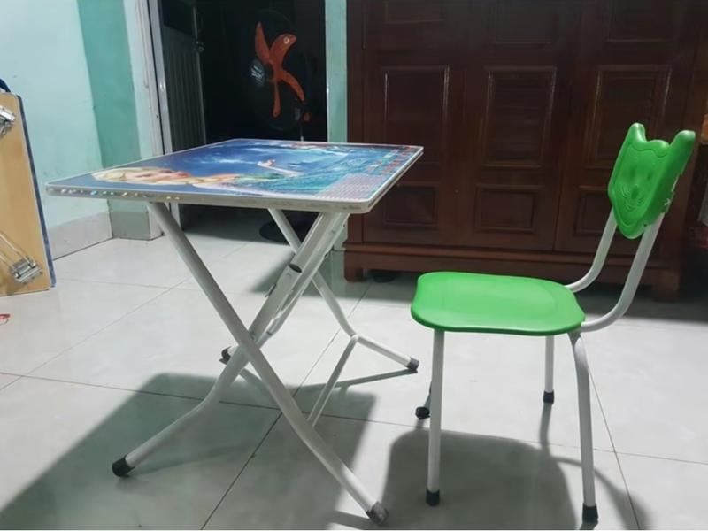 Bàn ghế học sinh di động và gấp gọn cho học sinh và trẻ nhỏ tiện ích tiêu chuẩn - Hàng VNXK