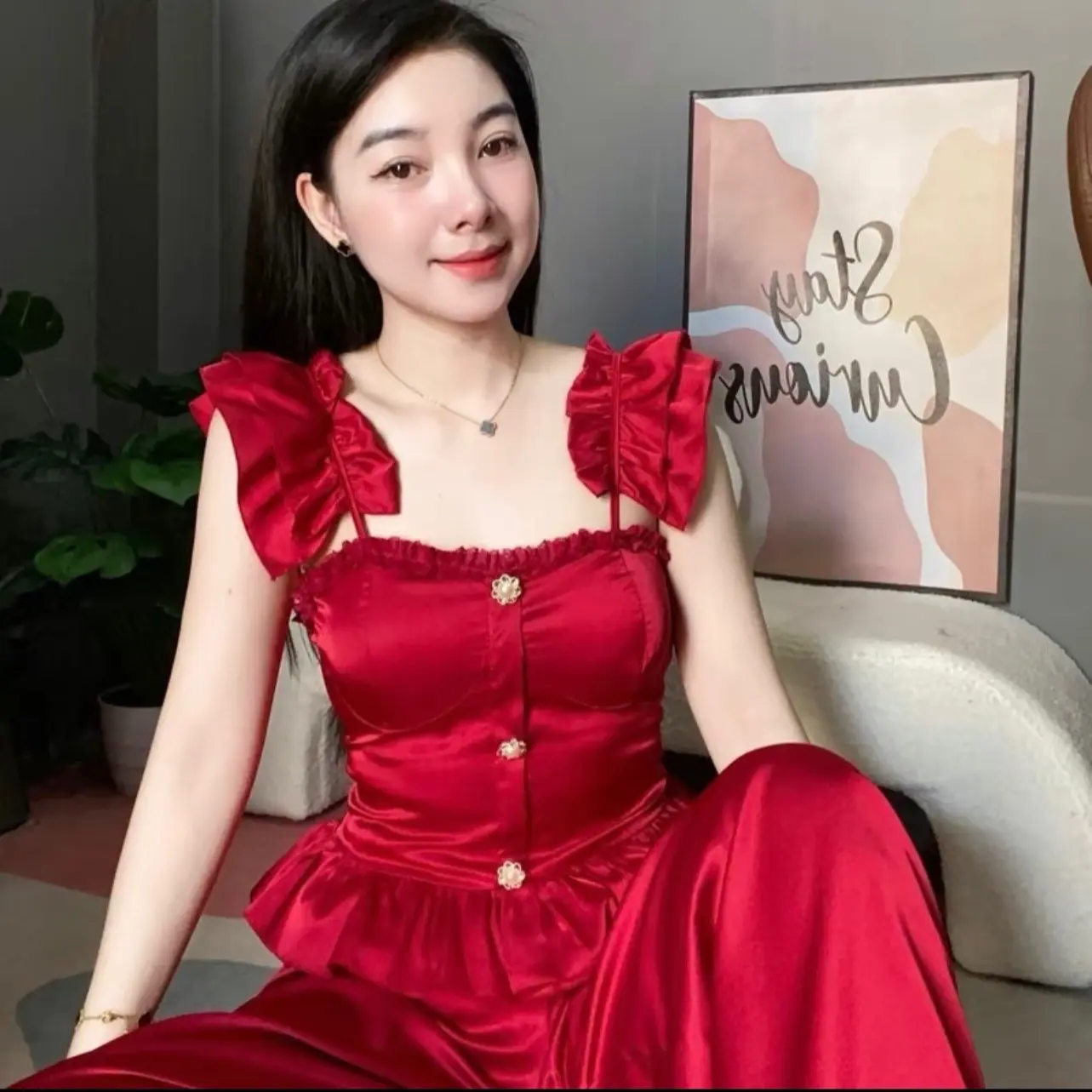 Bộ lụa cánh tiên xinh nè mấy chế. Lụa latin mềm, mịn ko nhăn. Freesize cho chị e từ 40-60kg. Quần có túi xịn xò ạ. Fom chuẩn QC ạ. Sau lưng có bo thun co giãn