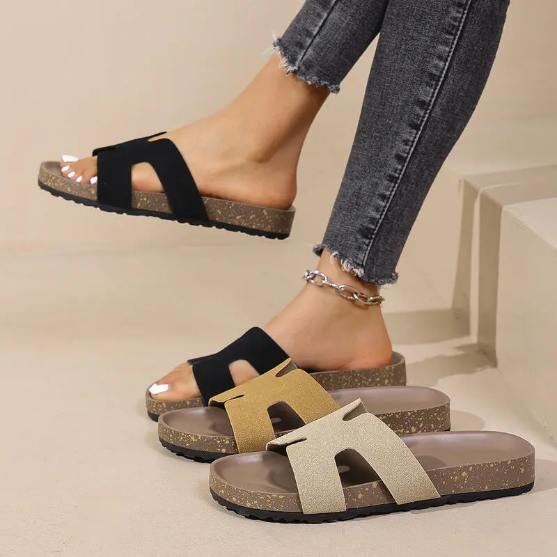 Thick soled for women's outdoor wear. 2025 summer new fashionable one-piece set of beach sandals