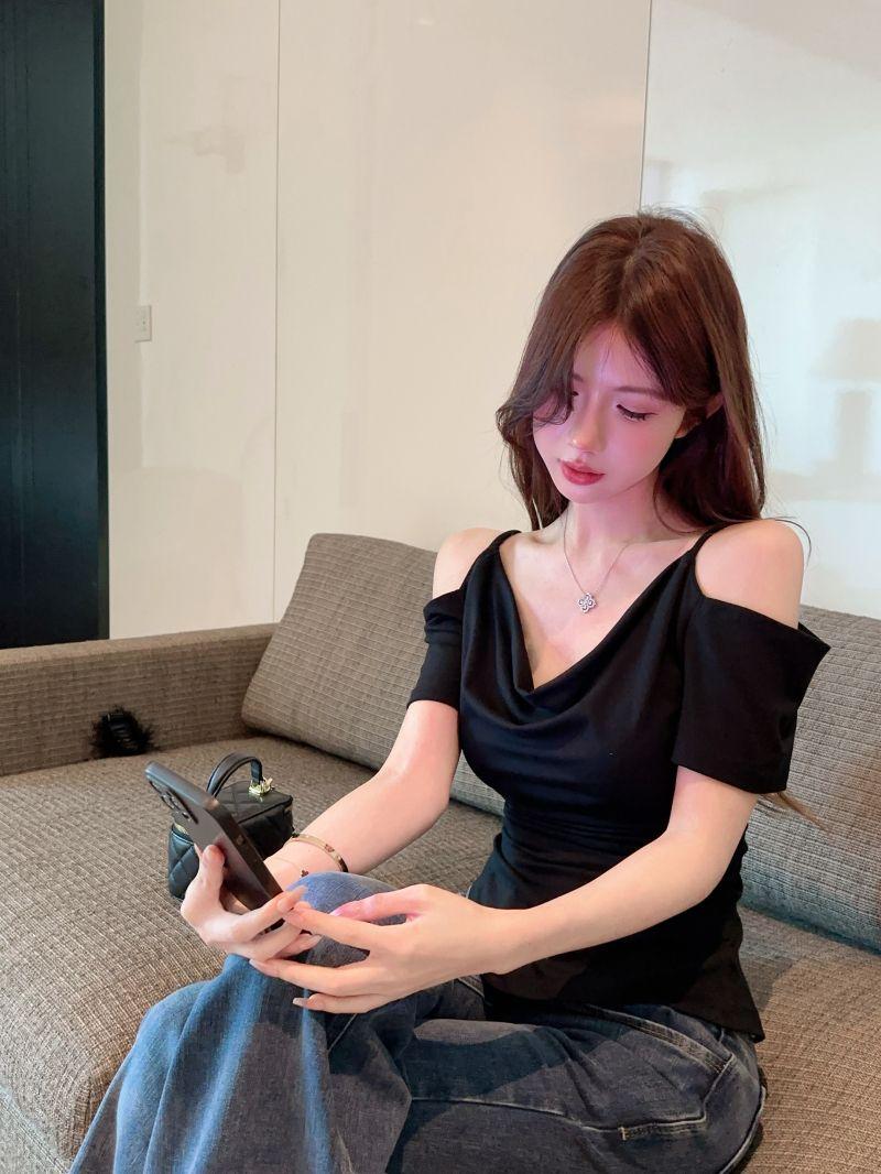 Product Introduction of Korean Style Hot Girl off-Shoulder Spaghetti Straps Swing Collar Short Sleeve Top Design Simple off-the-Shoulder Irregular Black T-shirt 11