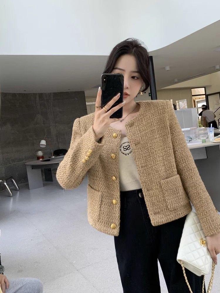 Product Introduction of Áo Khoác Ngắn Len, Phong Cách Pháp, Phong Cách Cổ Điển, Thời Trang Cao Cấp, Dễ Phối Đồ, Phong Cách Ngọt Ngào Dành Cho Nữ, Thích Hợp Đi Lại, Hàng Mới Về Năm 2023, Phong Cách Người Nổi Tiếng Trên Internet, Thời Trang 5