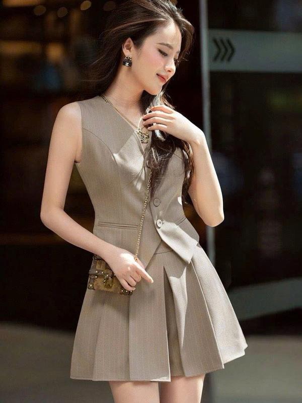 Mã T69 set áo ghile sát nách sọc nâu quần xếp ly