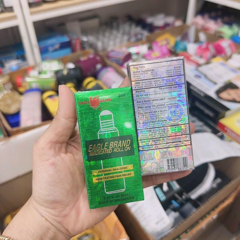 [ĐỦ BILL STORE + AIR] Combo 2 chai dầu xanh và trắng dạng lăn Eagle Brand External Analgesic Penetrating Pain Relief 8ml của Mỹ. 2