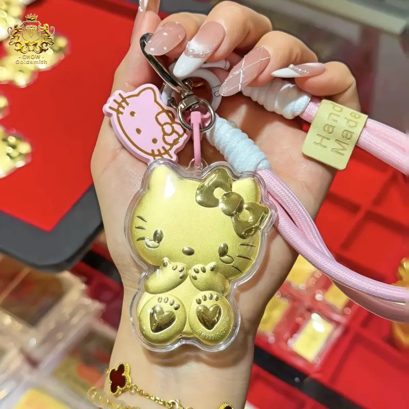 【Chow Gold Smith】HelloKitty Gold Pendant Cartoon KT Cat Pendant Mobile Phone Case Lanyard 3D Hard Gold Pendant 0.2gm Gold Plated