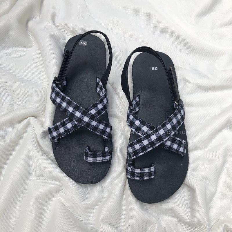 Giày sandal đế bệt xỏ ngón hoạ tiết caro