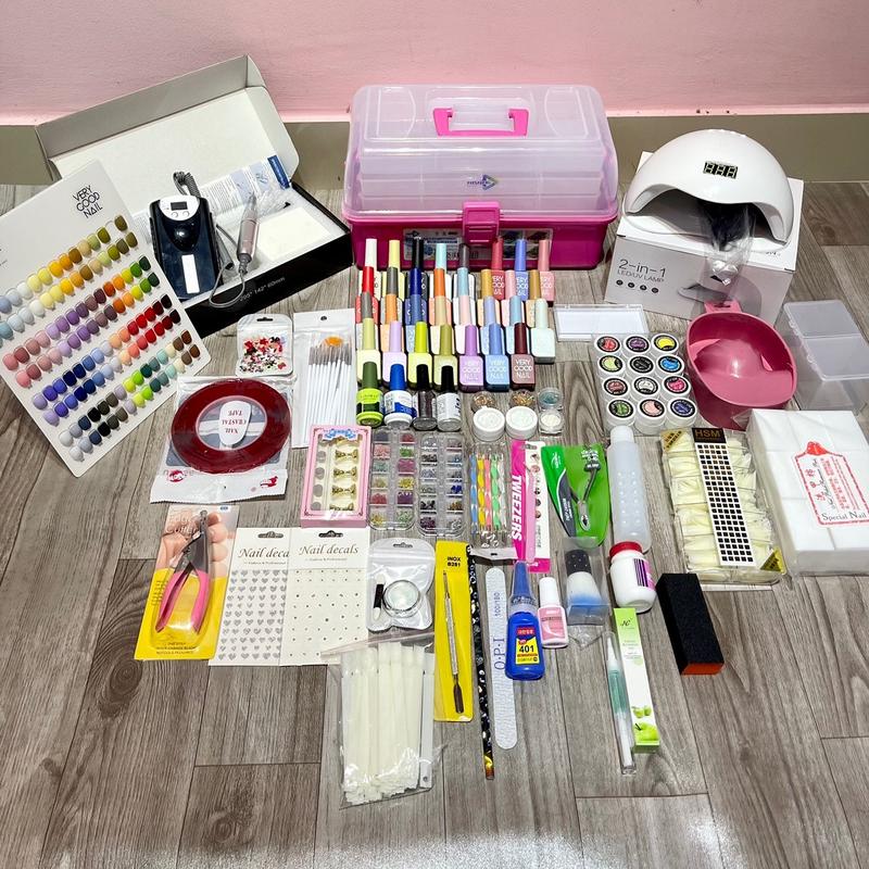Set combo nail đầy đủ 1 máy mài Drill xịn 1 cốp nhựa nail 3 tầng lớn 1 máy hơ gel sun5 30 chai sơn gel màu ngẫu nhiên đi kèm bản màu. 1 set combo đế móg 1 set cọ nhiều cây 1 khay nail box( Được Lựa Màu Sơn) lugx
