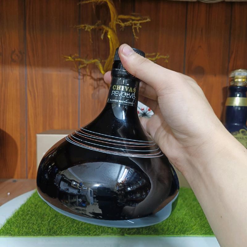 Vỏ chai rượu ngoại Chivas Đĩa Bay độc đáo đen huyền bí trưng bày decor (chai rỗng) 3