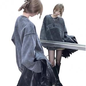 เสื้อสเวตเตอร์คอกลม สีเทาเข้ม สไตล์อเมริกันเรโทร สำหรับผู้หญิง ฤดูใบไม้ร่วงและฤดูหนาว Ins ยอดนิยม สไตล์ลำลอง ซับในผ้าฟลีซ หนา ดีไซน์เก๋ไก๋ Niche Clothing Lady Women แขนยาว