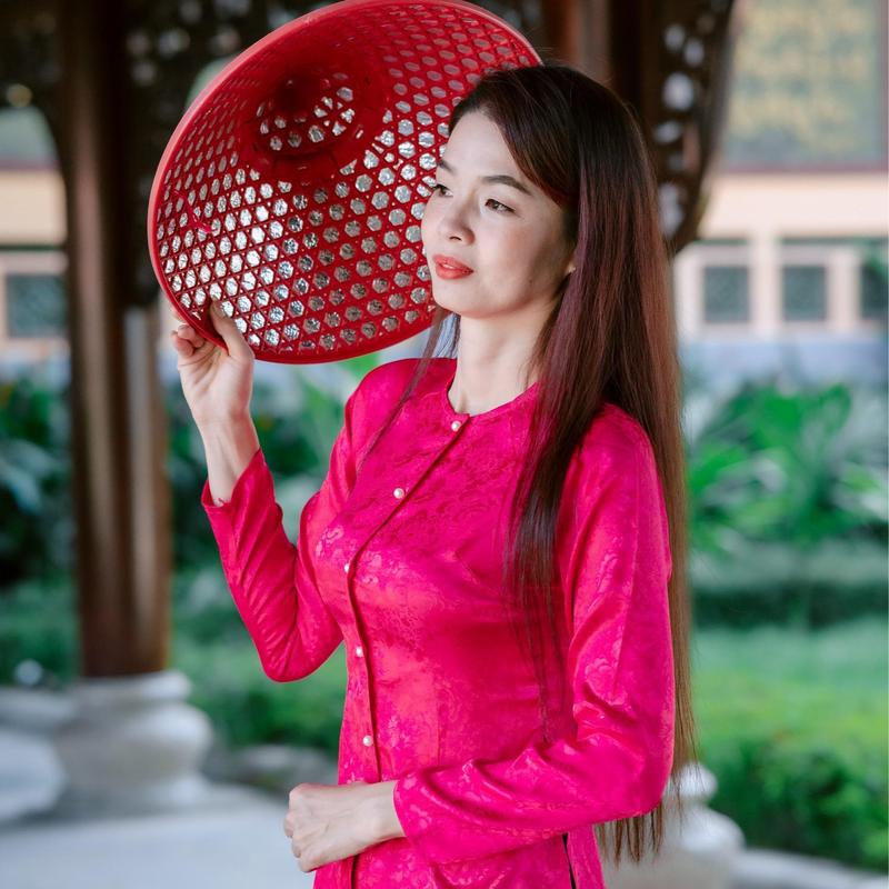 SÉT ÁO LẺ, QUẦN LẺ  BÀ BA TRUYỀN THỐNG GẮM HOA,GẤM 2 DA, QUẦN LƯNG BẢN PHÍA SAU, KẾT HỢP TÚI TRONG PHONG CACH HIỆN ĐẠI TRẺ TRUNG, PHONG CÁCH TRUYỀN THỐNG, LỊCH LÃM XINH ĐẸP, 100% LỤA TẰM ƯỚC, TẶNG KÈM CỘT TÓC XINH Kem Women Sen Dress   dài 5