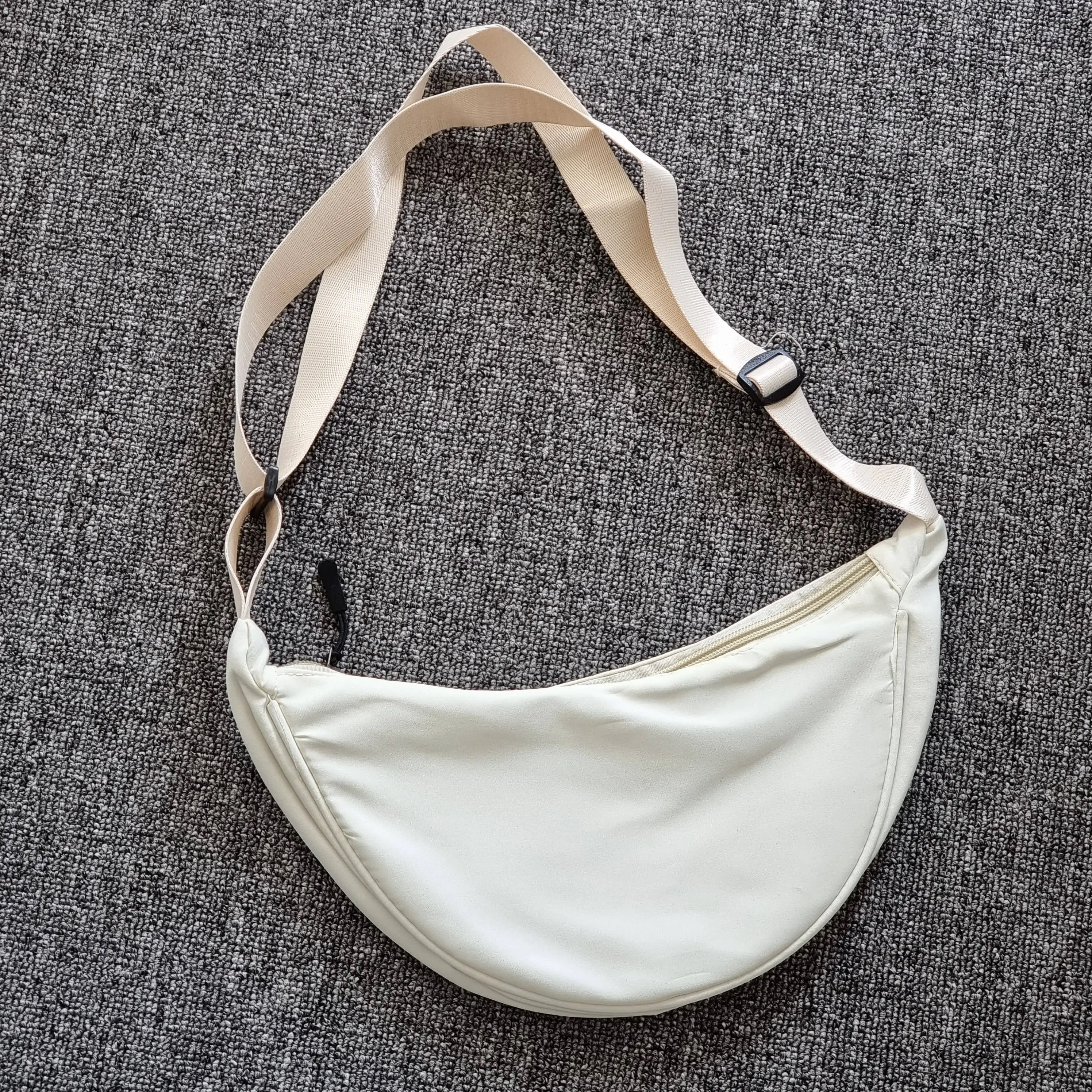 Tas Selempang Tas Crossbody Nilon Sling Bag Tas Half Moon Wanita