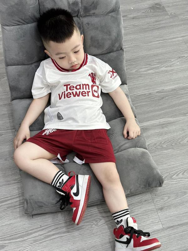   CÓ IN TÊN  Bộ áo bóng đá trẻ em MU trăng quần đỏ đủ size cho bé 8-50kg chất thun lạnh thoáng mát Top Kids Sports 