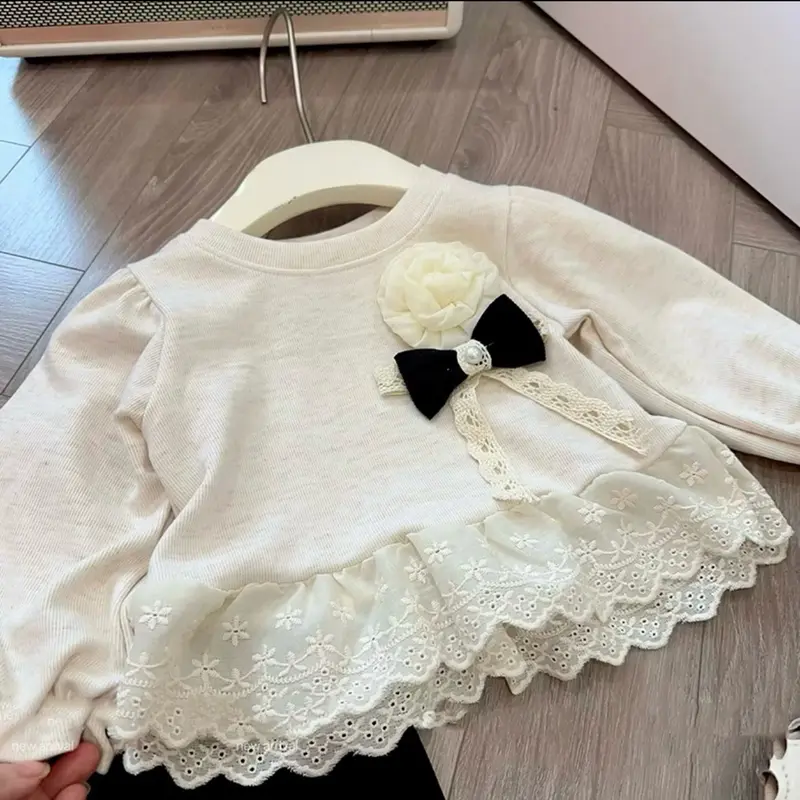 Bộ đồ bé gái áo đính HOA kèm quần ống loe phối ren xinh yêu Kem Cho Bé (10-21 kg) Heo 2