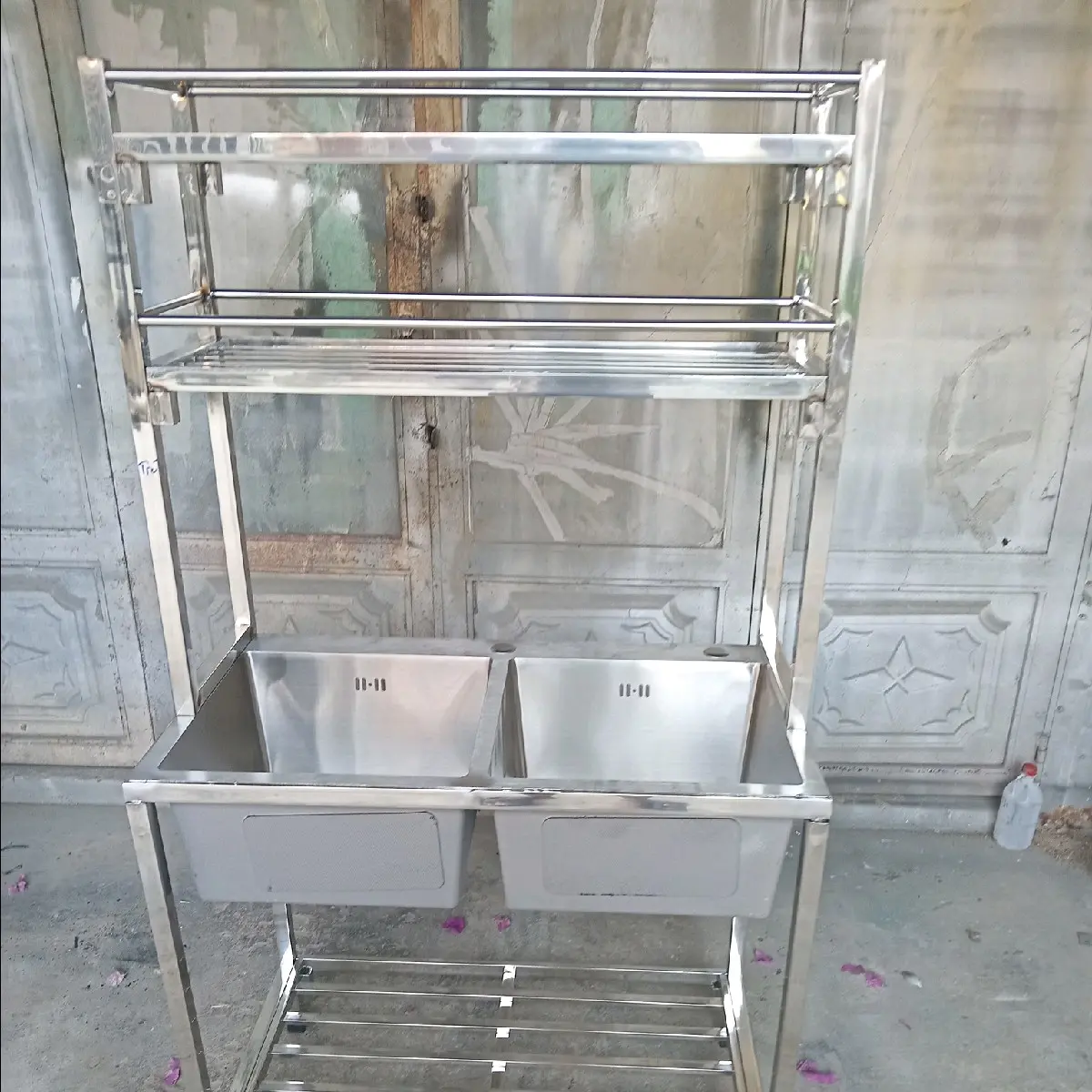 chậu 2 hộc đúc 45x82 inox 100% mộc 304 cao cấp có kệ 2 tầng lắp ráp trọn bộ có kèm thêm vòi lớn phi 24 inox 304 và dây cấp nước và rổ inox