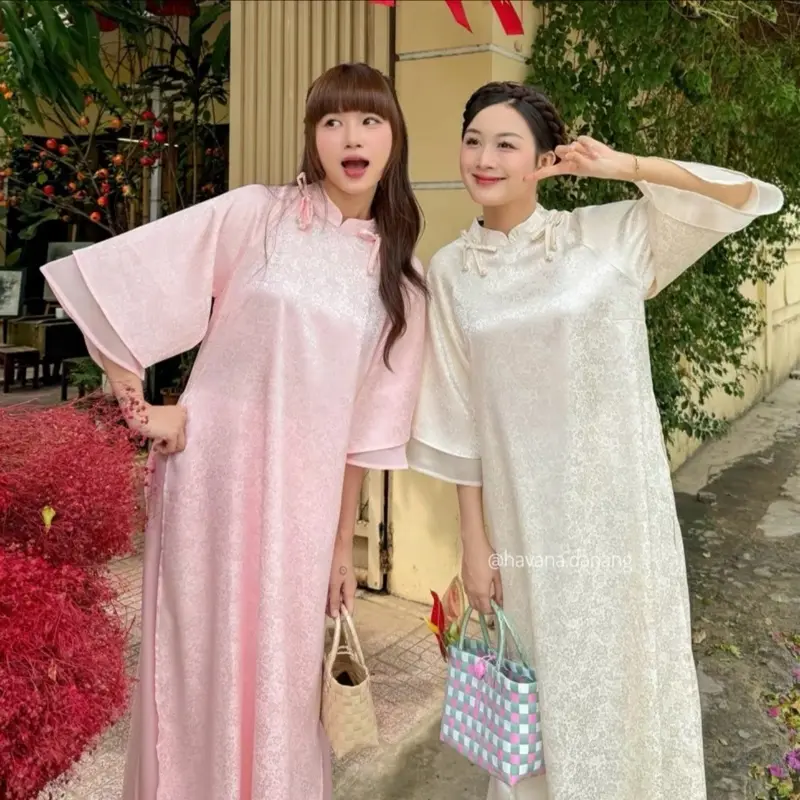 Áo dài gấm vân hoa nhí tay loe hai lớp kèm quần lụa
