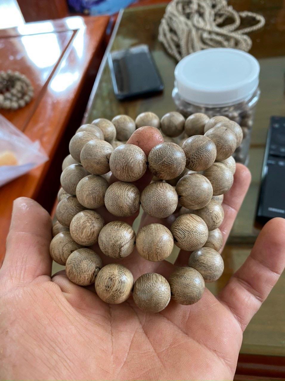Vòng tay trầm hương Tự Nhiên mộc rin hạt tròn. Cam kết Hàng tự nhiên. Cao Cấp, thơm, đẹp. Càng đeo càng thơm. Đổi trả miễn phí. 1 c318e9ec45c8403da7e329b9d728675d~tplv o3syd03w52 origin jpeg