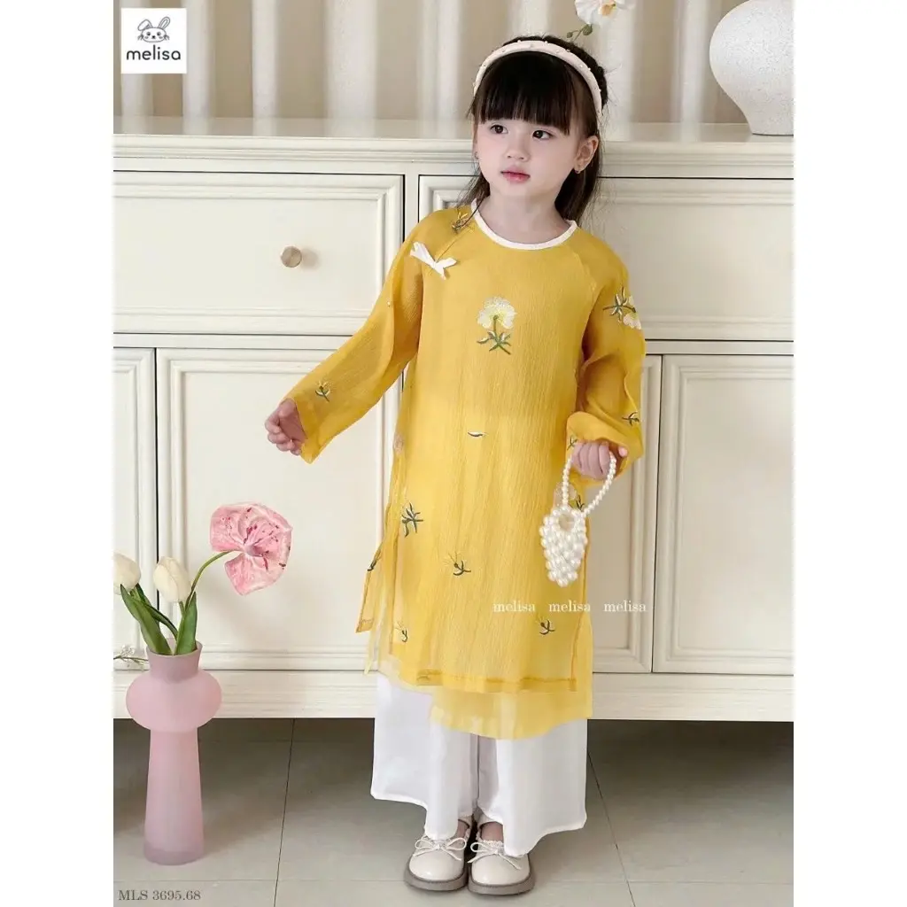 Áo dài vàng tiểu thư đài các