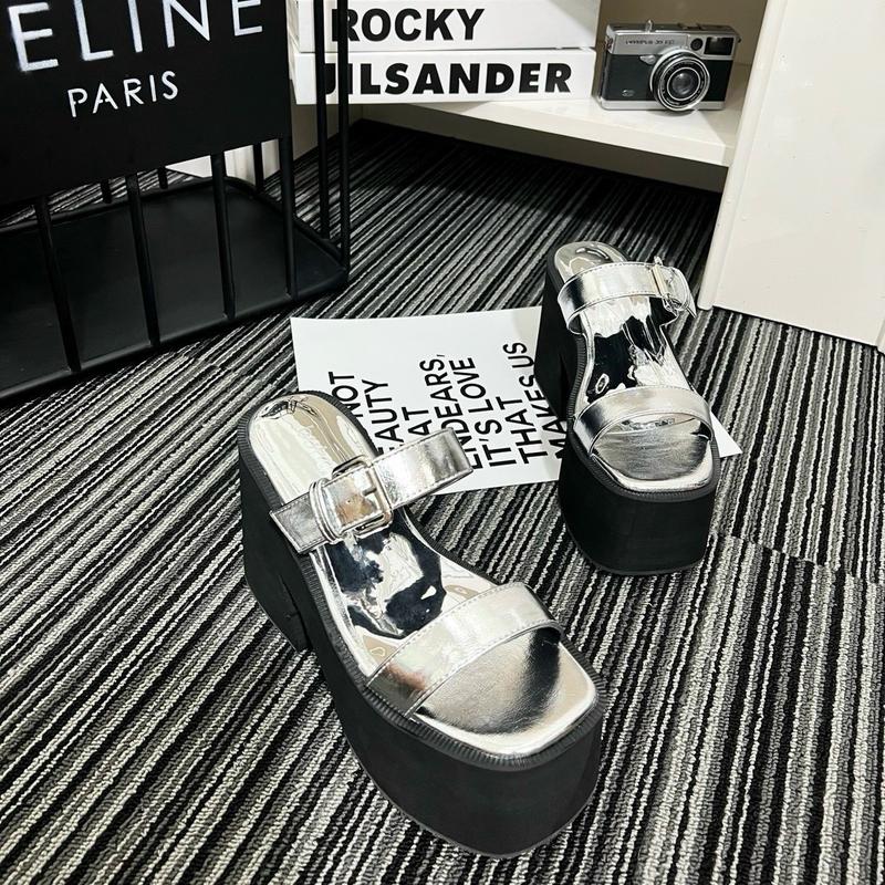 Dép gót vuông hai quai khoá nhà thiên kim mũi tròn đế mút xốp cao 9cm quai chất da xi. Bóng