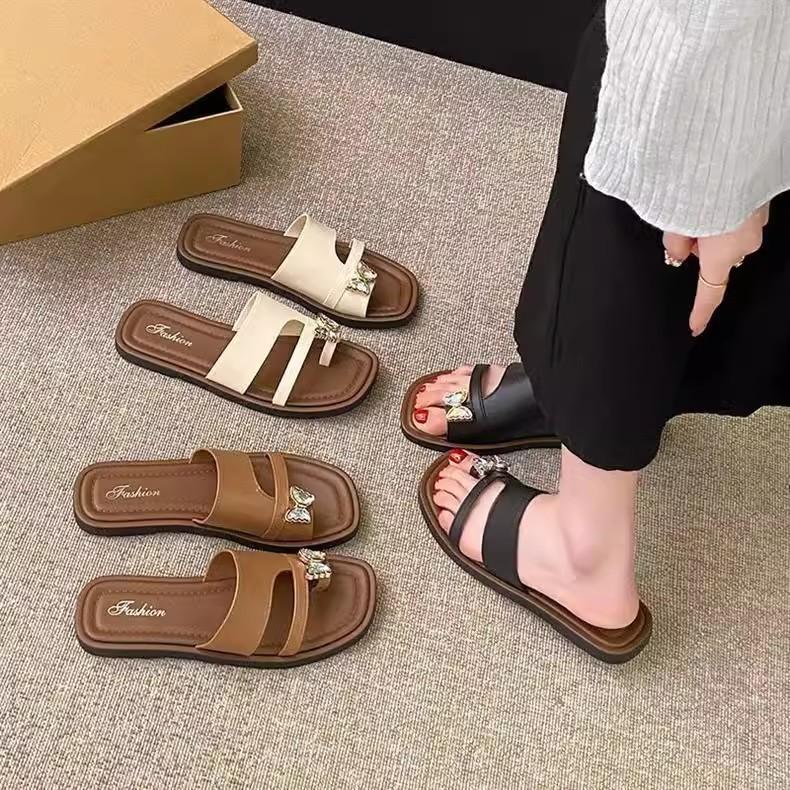  Dép Sandal Nữ Thời Trang Giày Phong Cách La Mã Đế Ngoài Mềm Với Đồ Trang Sức Nơ Màu Trắng Đen Size 36-41 Phong Cách Hàn Quốc Giày Đế Bằng Chất Liệu PUSandal Thích Hợp Đi Biển Hoặc Đi Chơi 
