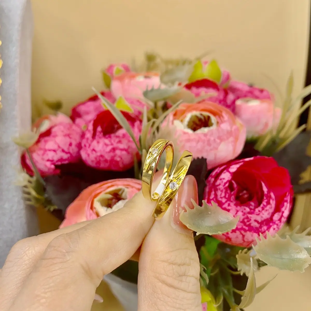 Cặp nhẫn đính hôn Mua chụp ảnh. Mua trao nhận. Ko nên đeo thường xuyên. Sp giá rẻ ko bảo hành