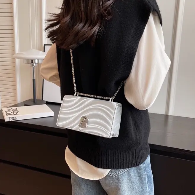 Túi dây xích vân kiểu mới size nhỏ xinh 18cm