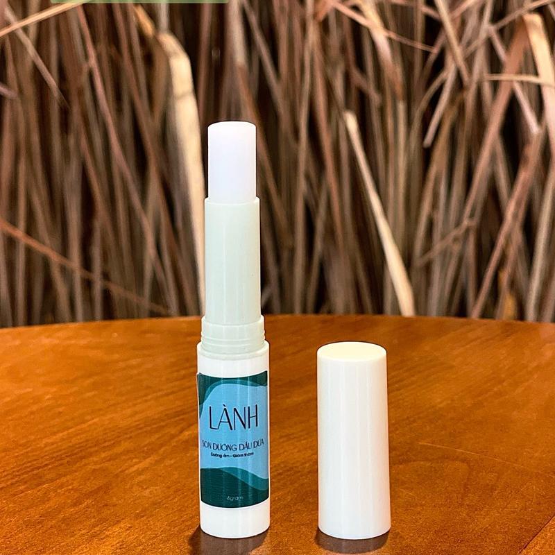Son dưỡng dầu dừa và vitamin E giúp dưỡng ẩm, giảm thâm và sáng môi