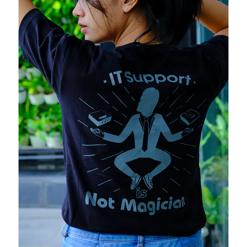 T-Shirt IT Support is Not Magician Lengan Pendek Unisex Hitam 1