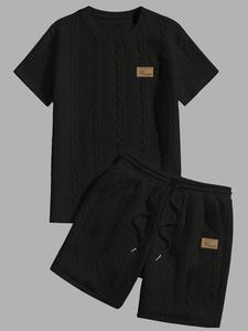 Conjunto de camiseta de manga corta con parche de letras y shorts para hombre, corte regular, cuello redondo, ropa de verano para uso diario