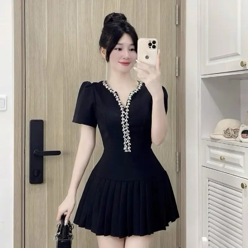 V218 { HÀNG SẴN } Đầm thiết kế ,váy tiểu thư đính đá ,có quần bảo hộ mặc đi chơi sang chảnh ( V2) 1