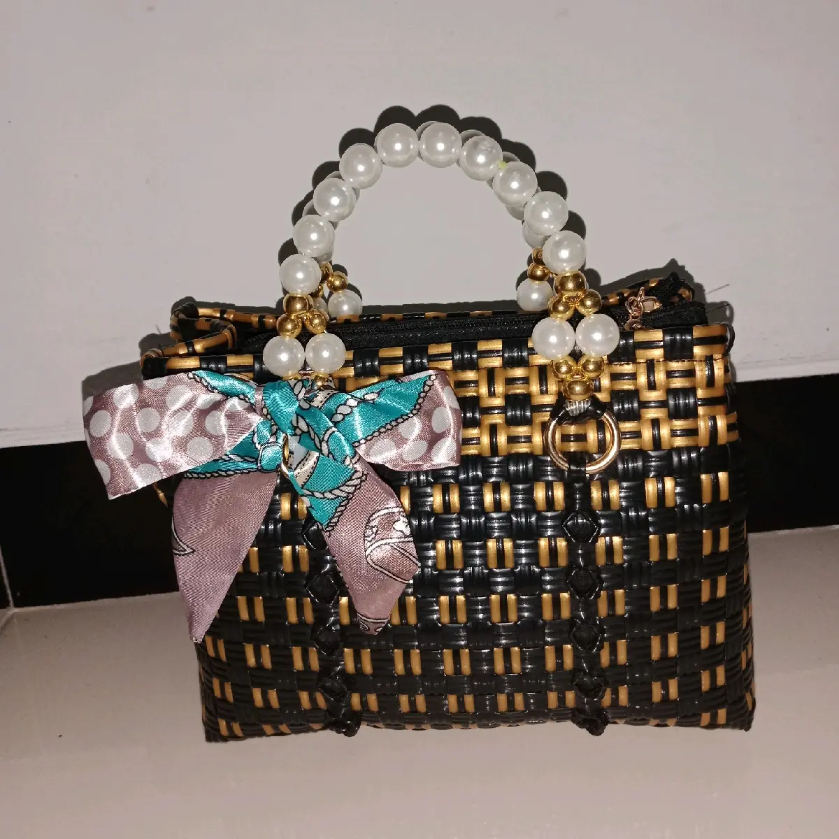 tas anyaman jaly premium gagang mutiara.Resleting full furing